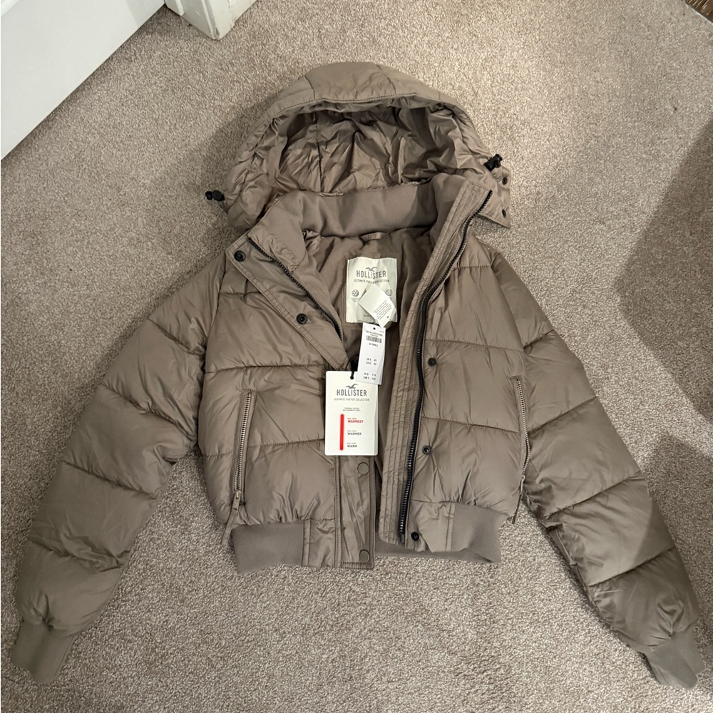 Hollister Women's Natural Ultimate Puffer Bomber Jacket grey. NWT